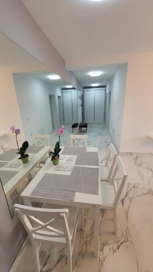 Magic Mirror Daire Satu Mare Dış mekan fotoğraf
